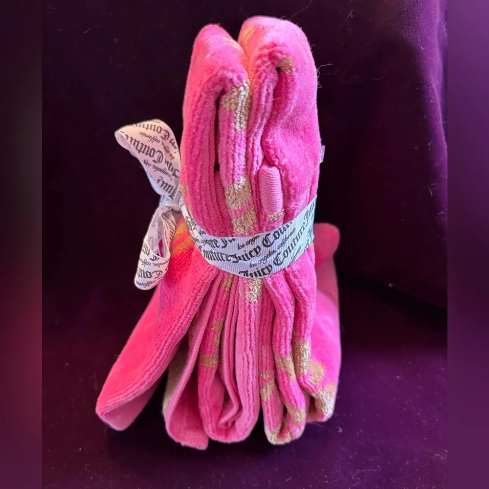 JUICY COUTURE Hot Pink & Gold Hand Towel Set. Iconic Gold Leopard Hearts Design